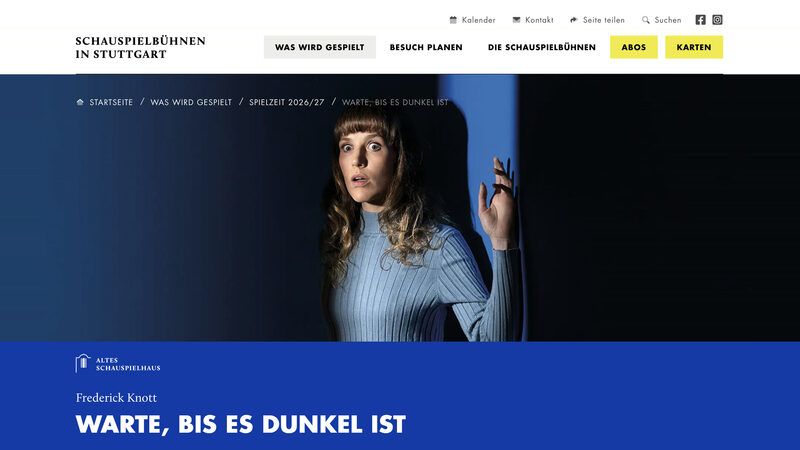 Production page for “Warte, bis es dunkel ist”: a startled actress in a blue turtleneck against a dark wall, above the blue title bar of the Altes Schauspielhaus.